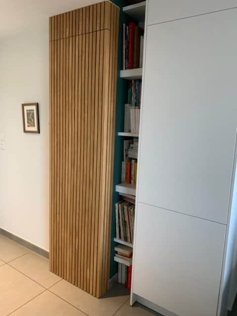 Porte-dans-caisson-pour-masquer-un-compteur-electrique.-Bardage-chene-massif-sur-panneau-noir-480x640